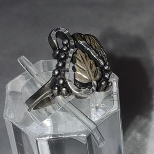Ladies 90s Vintage Black Hills Silver Sterling Leaf Ring size 6